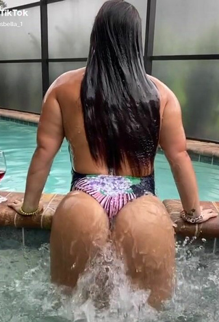 3. Amazing arysbella_1 Shows Big Butt at the Swimming Pool
