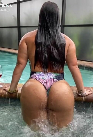 4. Amazing arysbella_1 Shows Big Butt at the Swimming Pool