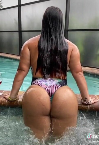 5. Amazing arysbella_1 Shows Big Butt at the Swimming Pool