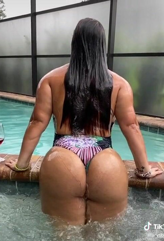 6. Amazing arysbella_1 Shows Big Butt at the Swimming Pool
