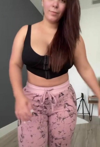 Cute arysbella_1 Shows Big Butt and Bouncing Boobs