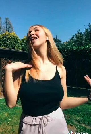 5. Hot Susanna Bonetto Shows Cleavage in Black Top and Bouncing Tits