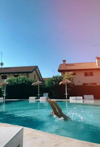 4. Sexy Susanna Bonetto in Blue Bikini at the Pool