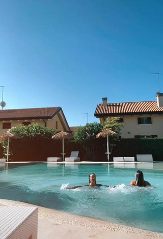 5. Sexy Susanna Bonetto in Blue Bikini at the Pool