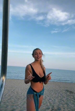 2. Hot Susanna Bonetto Shows Cleavage in Black Bikini Top at the Beach