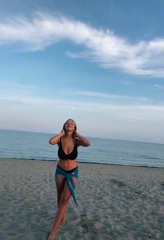 4. Sexy Susanna Bonetto Shows Cleavage in Black Bikini Top at the Beach