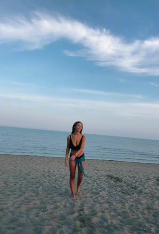 6. Sexy Susanna Bonetto Shows Cleavage in Black Bikini Top at the Beach