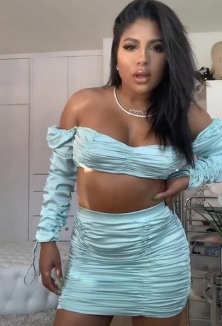 Sexy Candice Shows Cleavage in Crop Top