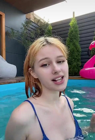 Sexy Terri Shows Cleavage in Blue Bikini at the Swimming Pool