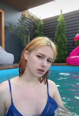 2. Sexy Terri Shows Cleavage in Blue Bikini at the Swimming Pool