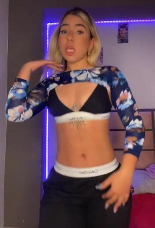 1. Chantall Pizzino Looks Breathtaking in Crop Top and Bouncing Tits