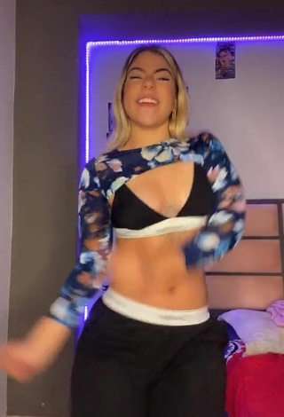 3. Chantall Pizzino Looks Breathtaking in Crop Top and Bouncing Tits