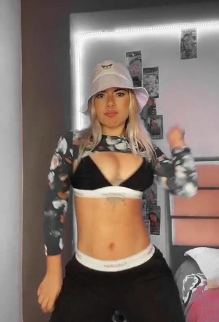 6. Chantall Pizzino Looks Pretty in Crop Top and Bouncing Boobs