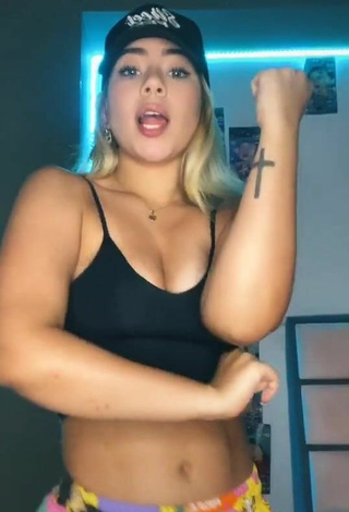 3. Chantall Pizzino Looks Sexy in Black Crop Top and Bouncing Breasts