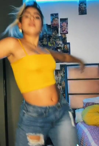 5. Chantall Pizzino Shows Cleavage in Erotic Yellow Crop Top and Bouncing Tits