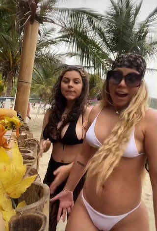4. Amazing Chantall Pizzino Shows Cleavage in Hot Bikini at the Beach