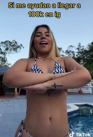 6. Beautiful Chantall Pizzino Shows Cleavage in Sexy Bikini at the Pool
