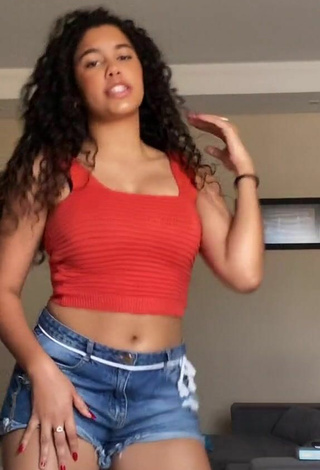 2. Sexy desireealmeida_ Shows Cleavage in Red Crop Top