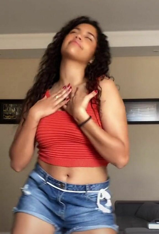3. Sexy desireealmeida_ Shows Cleavage in Red Crop Top