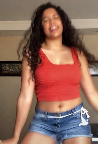 5. Sexy desireealmeida_ Shows Cleavage in Red Crop Top