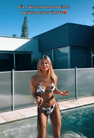 Emiestoco Shows Cleavage in Appealing Bikini and Bouncing Boobs at the Pool