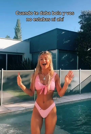 5. Emiestoco Shows Cleavage in Seductive Pink Bikini at the Swimming Pool