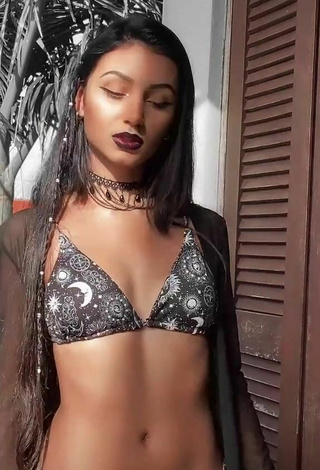 2. Sexy Erica Vasconcelos Borges Shows Cleavage in Bikini