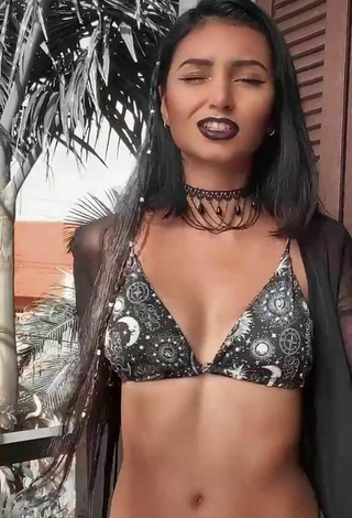 5. Sexy Erica Vasconcelos Borges Shows Cleavage in Bikini