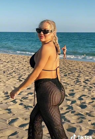 6. Sexy Erna Husko Shows Butt at the Beach