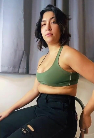 4. Hottie Evelyn Félix Shows Cleavage in Green Crop Top