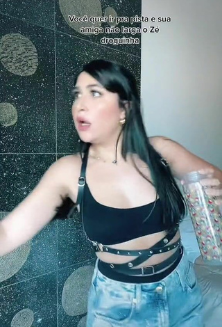 1. Sweetie Evelyn Félix Shows Cleavage in Black Crop Top