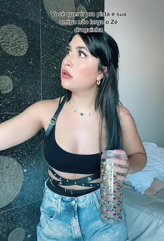 2. Sweetie Evelyn Félix Shows Cleavage in Black Crop Top
