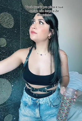 3. Sweetie Evelyn Félix Shows Cleavage in Black Crop Top
