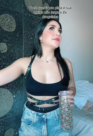 4. Sweetie Evelyn Félix Shows Cleavage in Black Crop Top