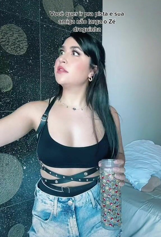 5. Sweetie Evelyn Félix Shows Cleavage in Black Crop Top