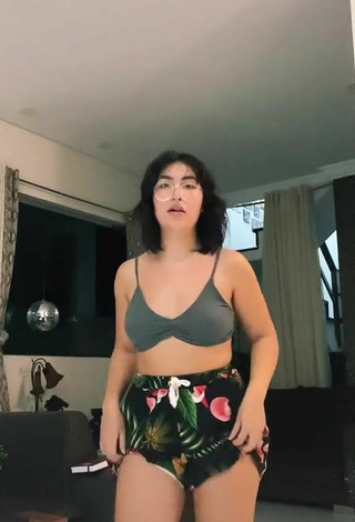 Hot Evelyn Félix Shows Cleavage in Grey Crop Top