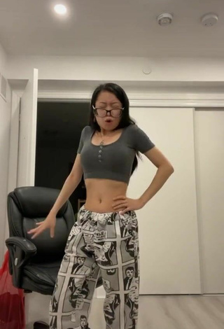 4. Sexy Fruitypoppin Shows Cleavage in Grey Crop Top