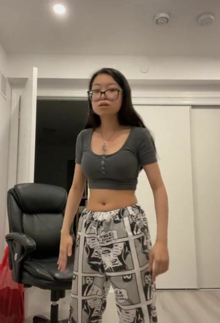 6. Sexy Fruitypoppin Shows Cleavage in Grey Crop Top