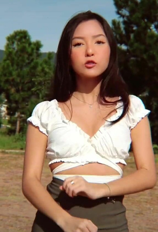 6. Sexy Gabriela Mayumi Shows Cleavage in White Crop Top