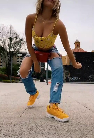 2. Beautiful Gabriela Ramírez Shows Cleavage in Sexy Yellow Crop Top