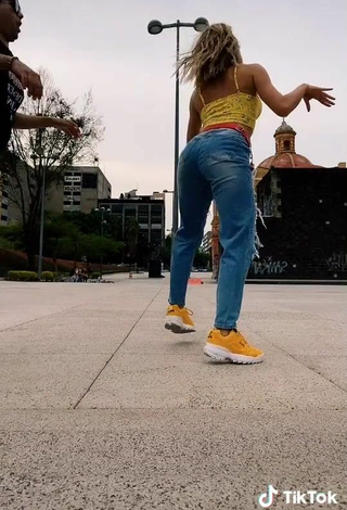 6. Beautiful Gabriela Ramírez Shows Cleavage in Sexy Yellow Crop Top