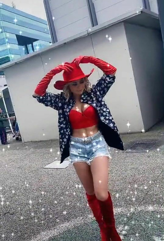 2. Sexy Gabriela Ramírez Shows Cleavage in Red Crop Top