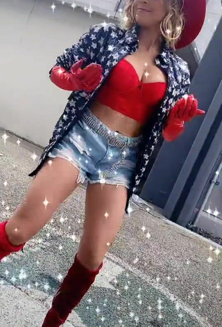 4. Sexy Gabriela Ramírez Shows Cleavage in Red Crop Top