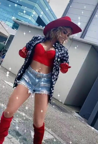 5. Sexy Gabriela Ramírez Shows Cleavage in Red Crop Top