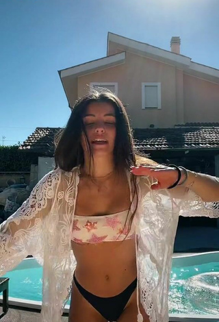 2. Cute Giuls Shows Cleavage in Bikini at the Swimming Pool