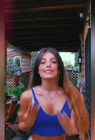 2. Hot Giuls Shows Cleavage in Blue Crop Top