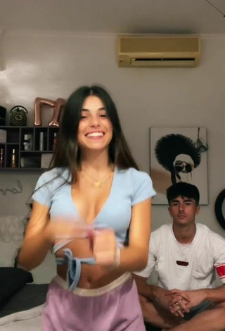 Sexy Giuls Shows Cleavage in Blue Crop Top