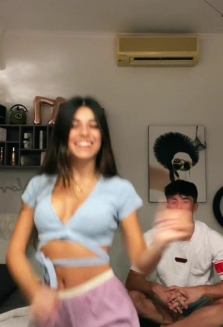 2. Sexy Giuls Shows Cleavage in Blue Crop Top