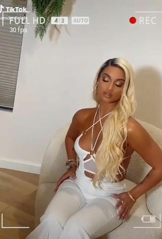 Sexy DaniLeigh Shows Cleavage