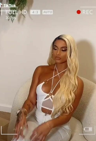 2. Sexy DaniLeigh Shows Cleavage